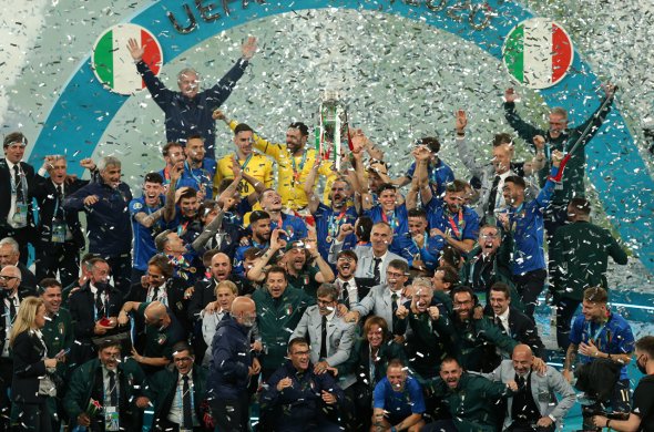 ერთთვიანი მოგზაურობის შემდეგ, „ფეხბურთი, დაბრუნდა“ რომში
