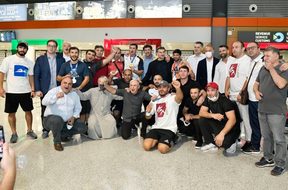 ლაშა ბექაურსა და ქართველი ოლიმპიელების პირველ ნაკადს თბილისის აეროპორტში ასობით გულშემატკივარი დახვდა ლაშა ბექაურსა და ქართველი ოლიმპიელების პირველ ნაკადს თბილისის აეროპორტში ასობით გულშემატკივარი დახვდა