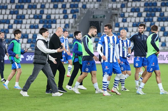 მესამე წრის შემდეგ, ლიდერი „დილაა“, რომელმაც 10 კაცით დარჩენილ „დინამო თბილისთან“ წააგო