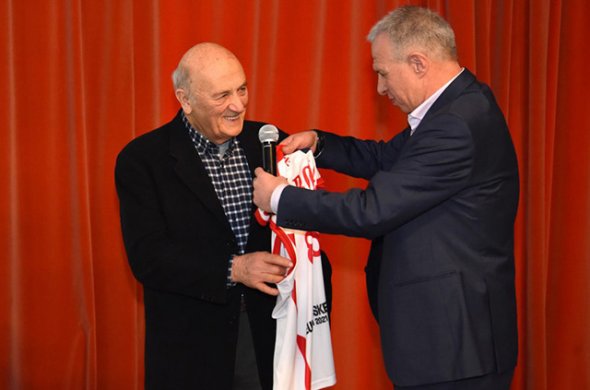 გია მიქაძეს 87 წელი შეუსრულდა გია მიქაძეს 87 წელი შეუსრულდა